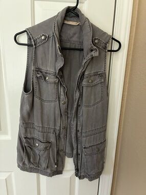 Max Jeans Sleeveless Utility Vest in Gray